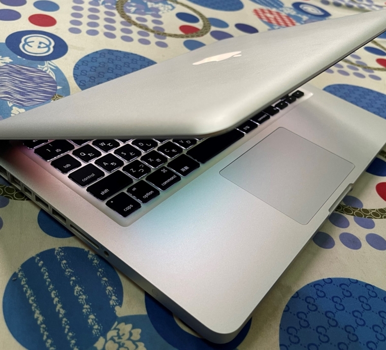 MACBOOK PRO i5/ RAM 6GB/ HDD 500GB, PHÍM LED, NGOẠI HÌNH ĐẸP KENG
