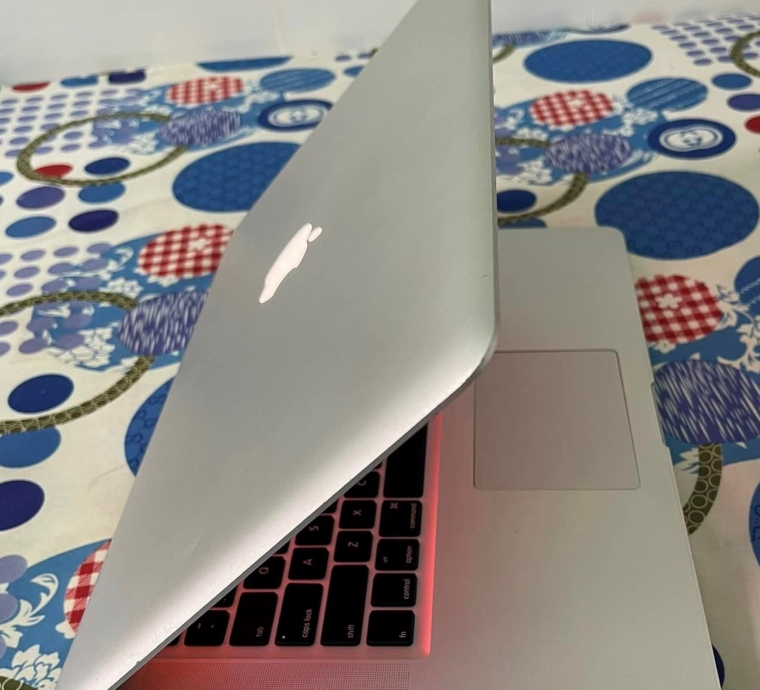 MACBOOK PRO i5/ RAM 6GB/ HDD 500GB, PHÍM LED, NGOẠI HÌNH ĐẸP KENG